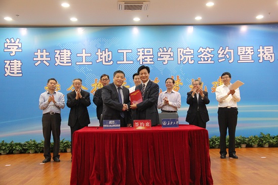 2015年，與長(zhǎng)安大學(xué)共建全國(guó)第一個(gè)土地工程學(xué)院，設(shè)立土地工程學(xué)科碩士點(diǎn)、博士點(diǎn)。.jpg