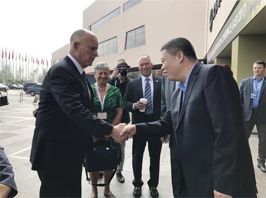 （5）集團(tuán)黨委書記、董事長韓霽昌與美國加州州長杰瑞?布朗會(huì)晤.jpg