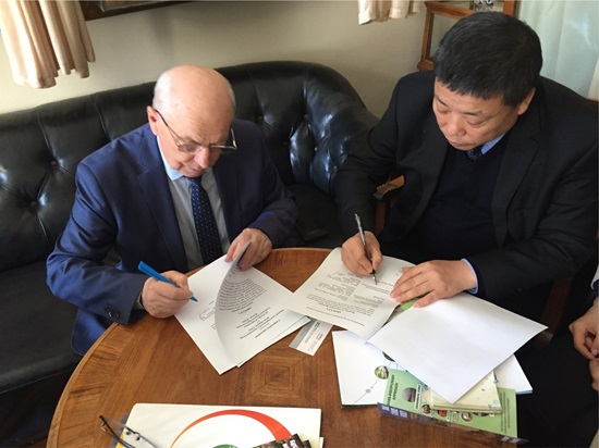 (10)集團(tuán)黨委書記、董事長韓霽昌與俄羅斯國立莫斯科大學(xué)土壤科學(xué)系系主任，教授，俄科學(xué)院通訊院士肖巴 謝爾蓋 阿列克謝爾維奇簽署合作協(xié)議.jpg