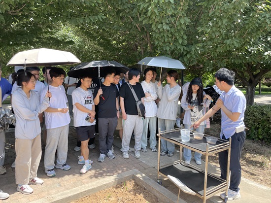 12日下午，富平中試基地現(xiàn)場(chǎng)教學(xué)（地建研究院）.jpg